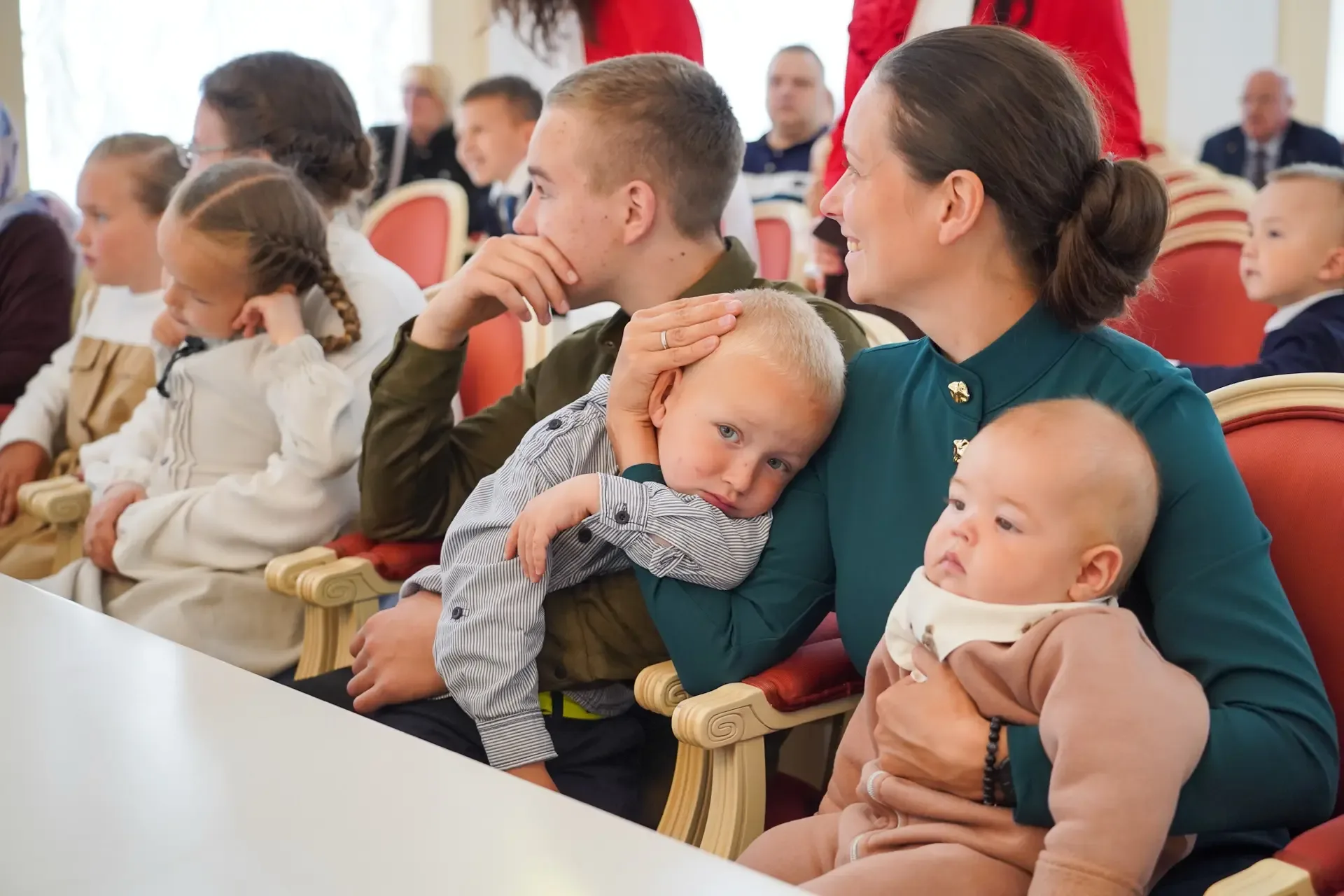 Международный день семьи отмечаем торжественно: заслуженные награды получили лучшие многодетные семь
