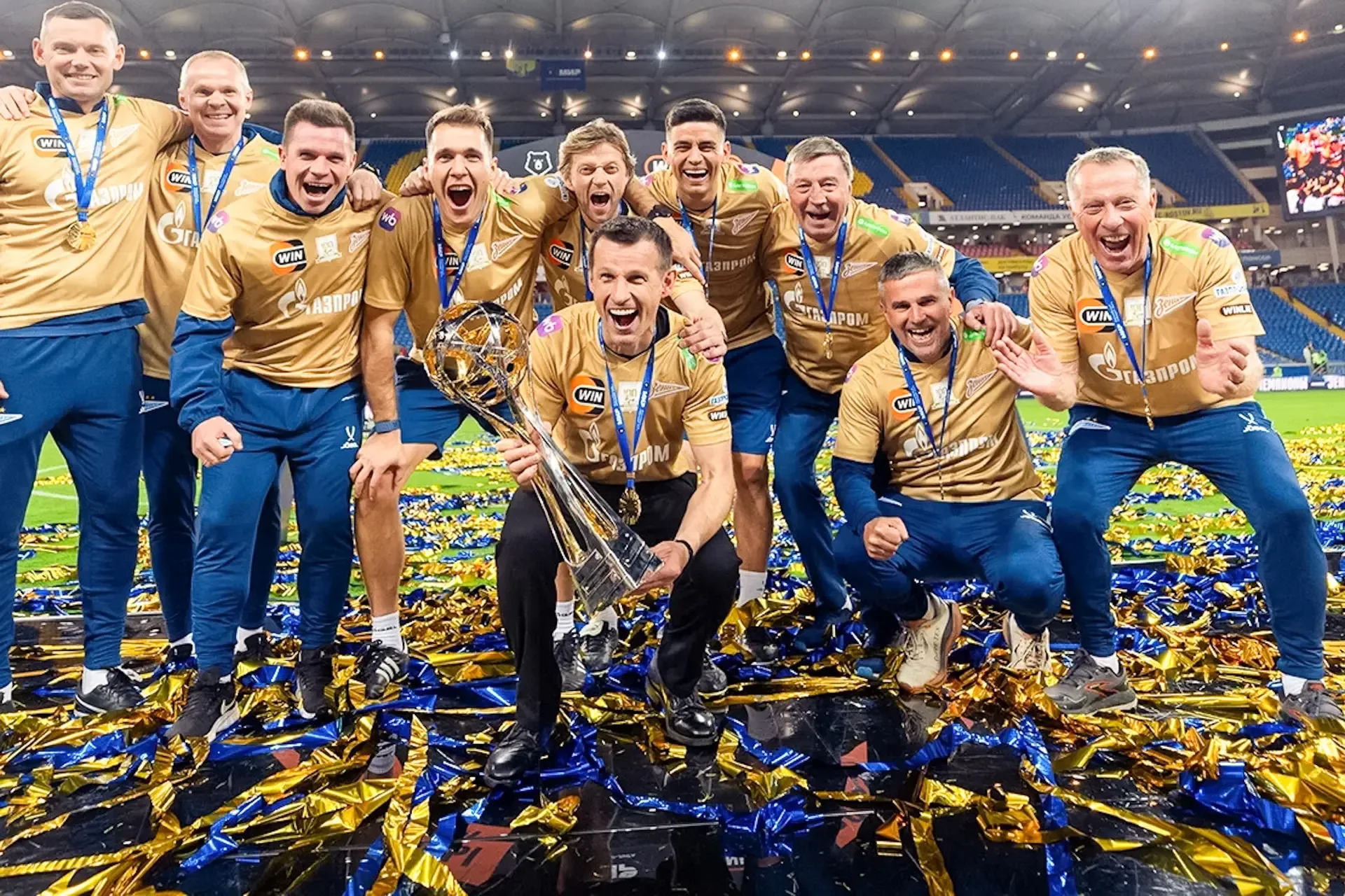 Возвращение в Петербург чемпионского кубка по футболу можно отметить сегодня на Малой Конюшенной. Жд