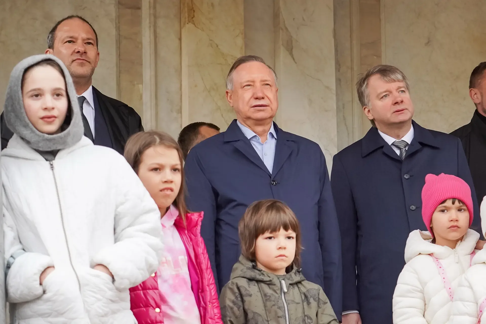 Большой весенний праздник фонтанов состоялся сегодня в Петергофе. Мы посвятили его Году единства нар