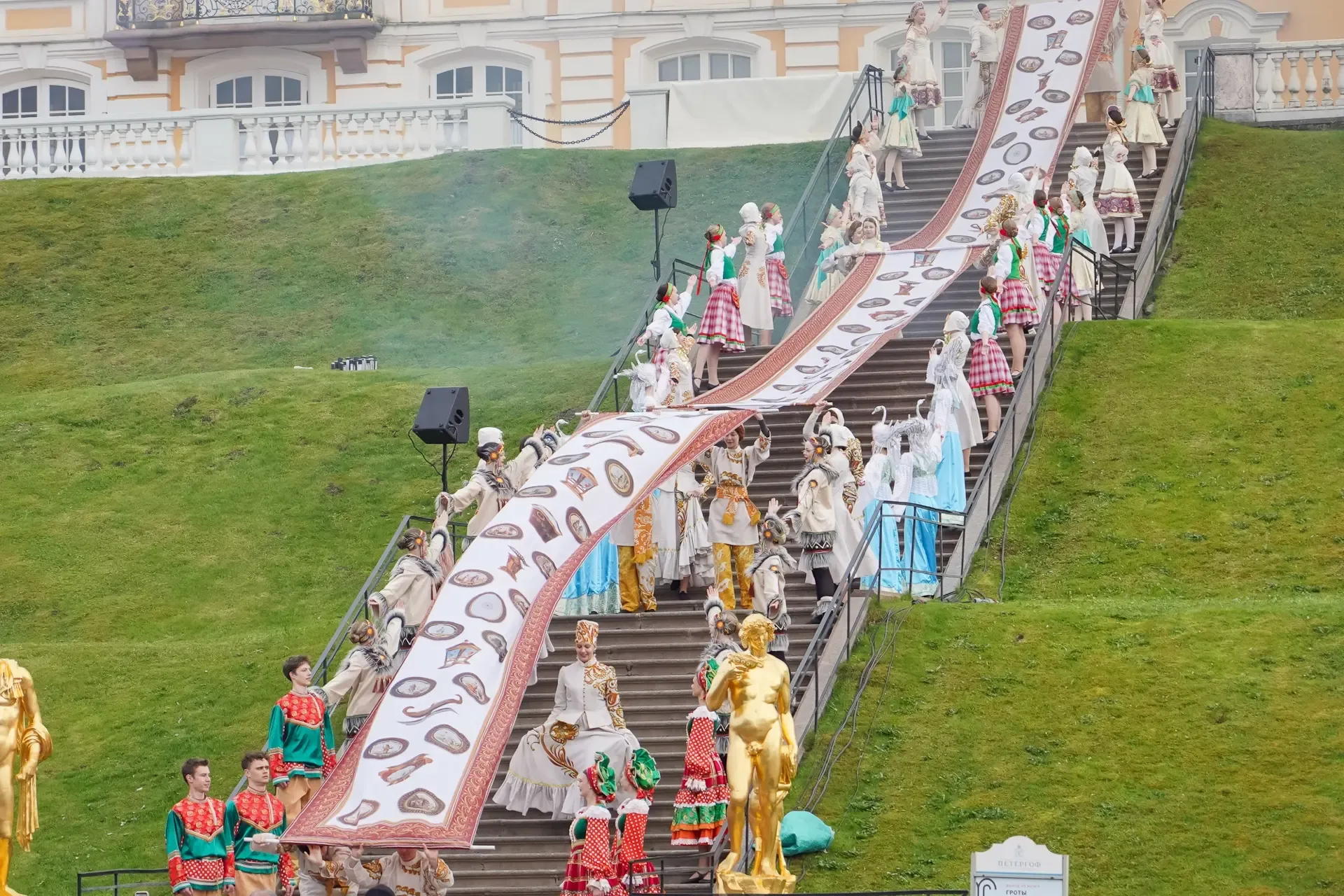 Большой весенний праздник фонтанов состоялся сегодня в Петергофе. Мы посвятили его Году единства нар