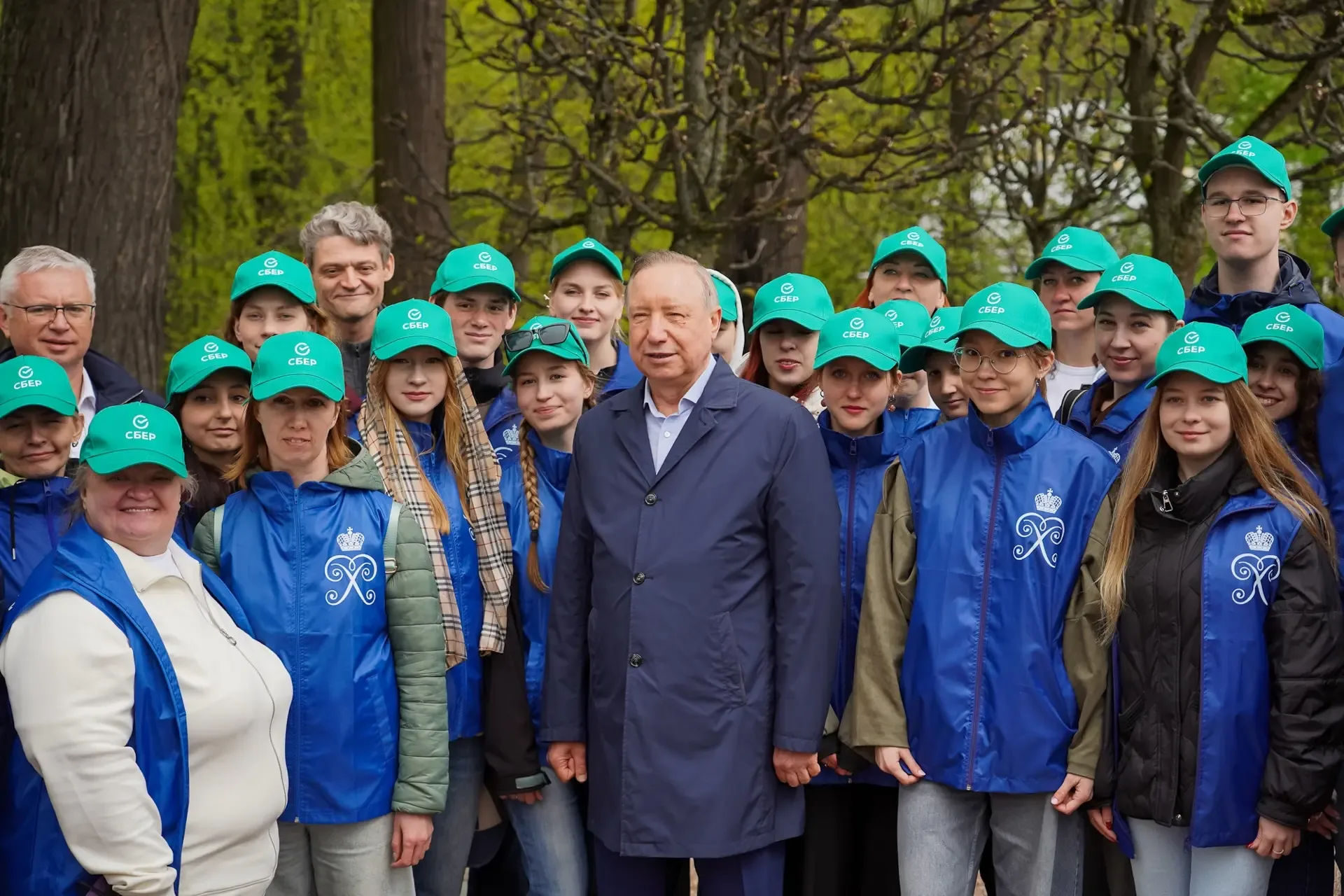 Большой весенний праздник фонтанов состоялся сегодня в Петергофе. Мы посвятили его Году единства нар