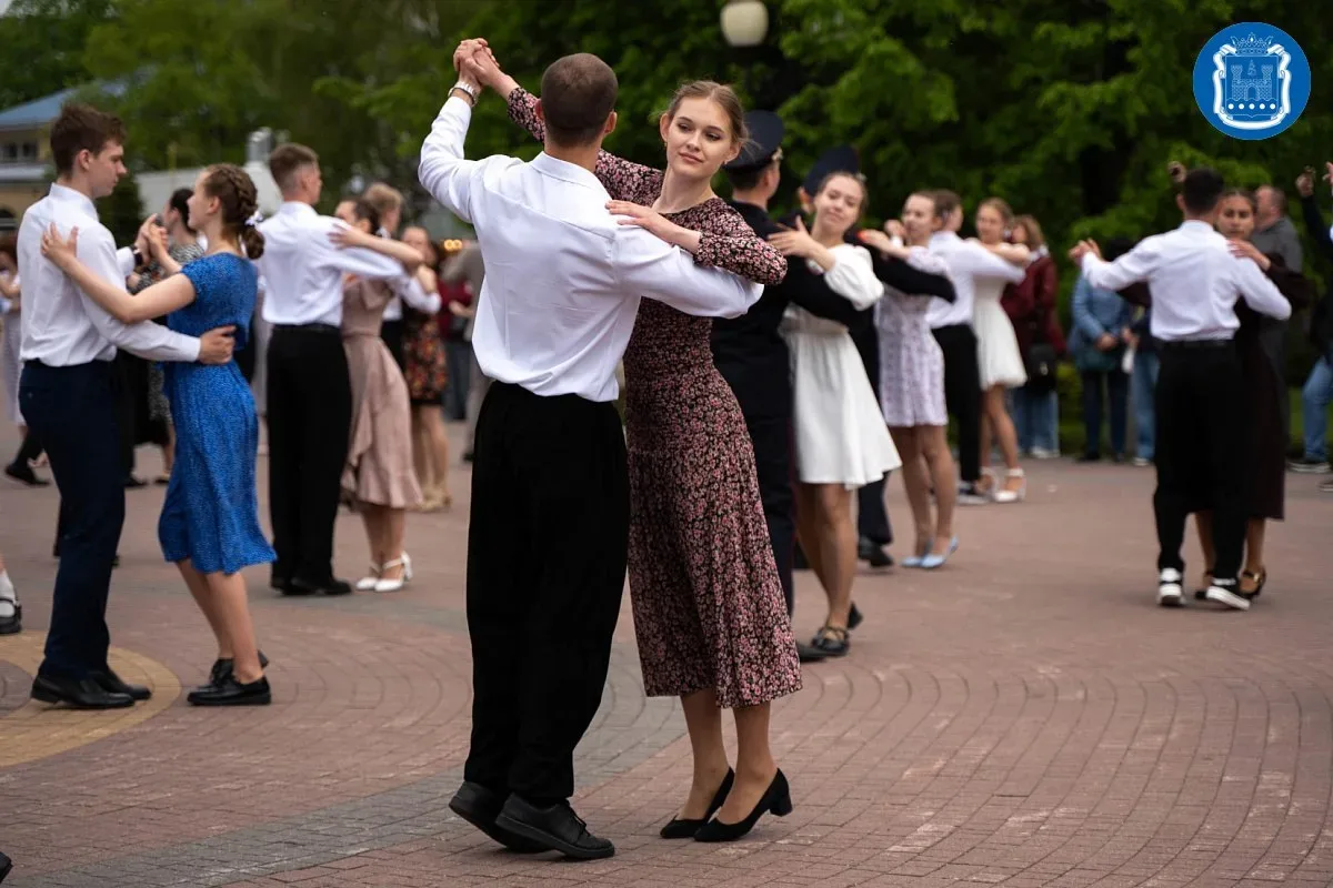 В Калининграде представили театрально-музыкальную постановку «Вальс Победы».  Мероприятие посвятили 