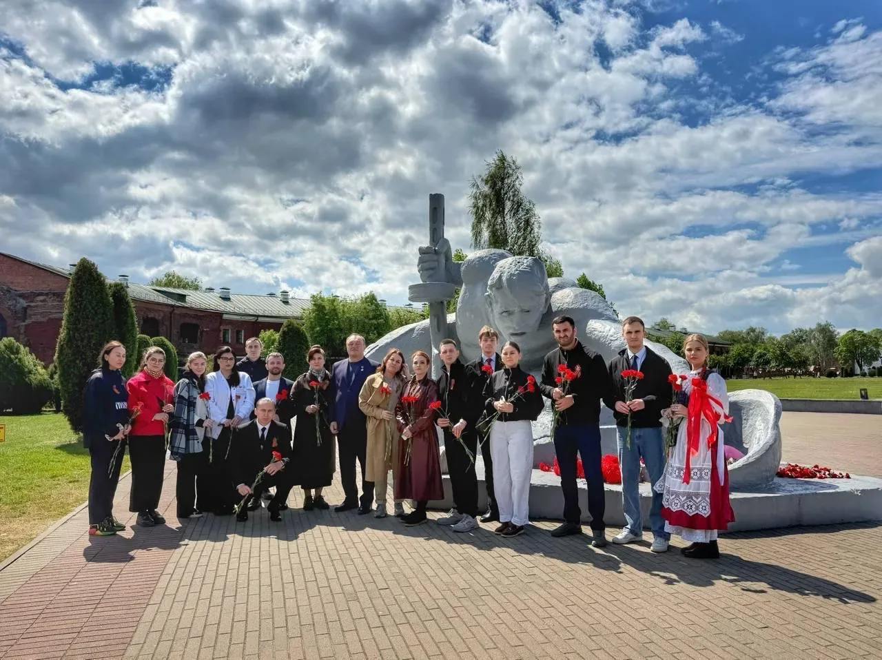 Капсулу с землей Брестской крепости доставят в Югру  Молодежный актив Ассамблеи народов России из 11