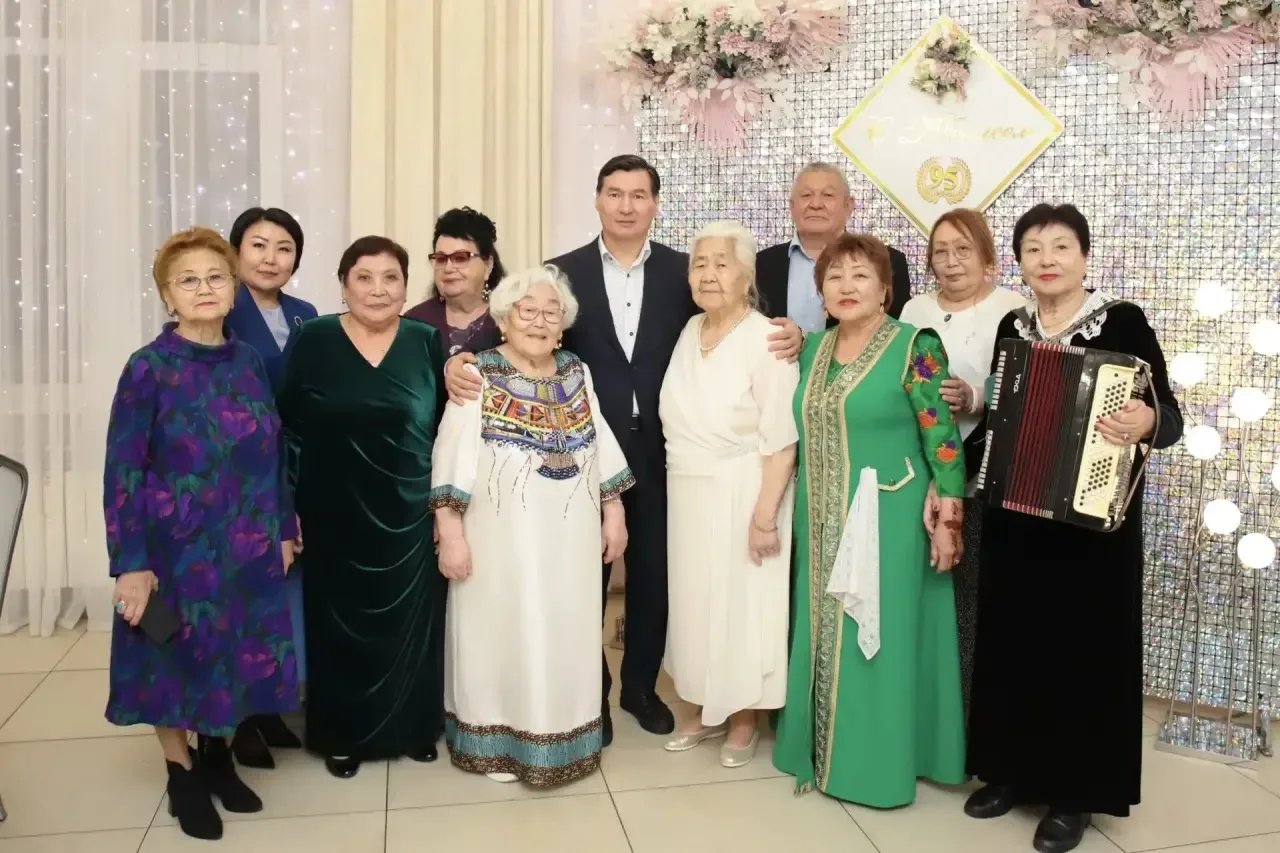 Поздравил ветерана Великой Отечественной войны, труженицу тыла Саранг Шараевну Мукаеву с 95-летним ю