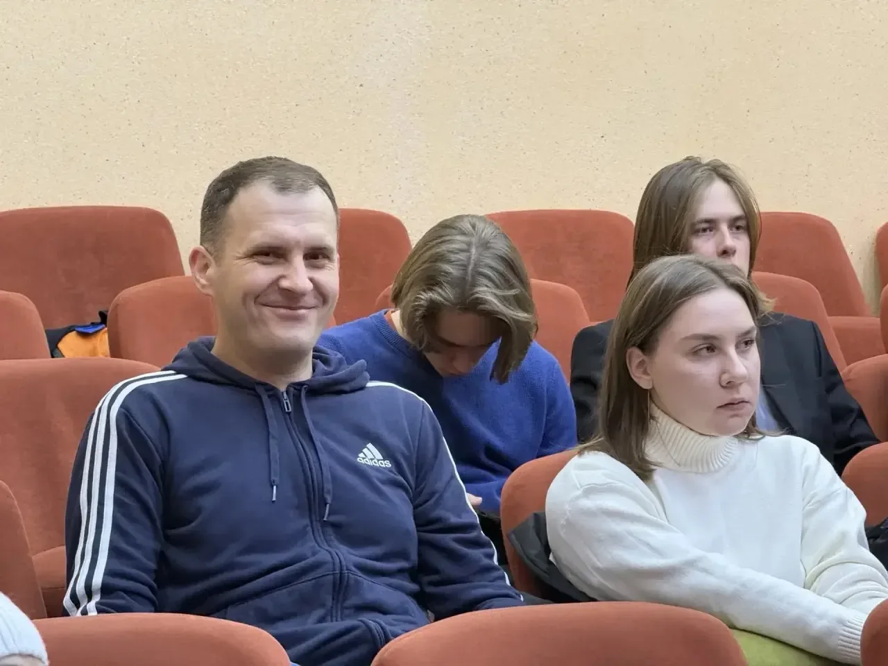 Продолжаю серию открытых встреч с жителями Камчатки.   В среду, 13 мая, обсудим актуальные вопросы Е