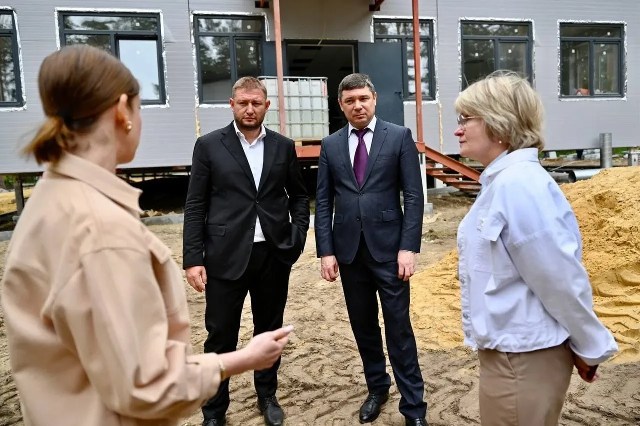 Глава региона Евгений Первышов проверил ход строительства двух модульных корпусов в лагере «Космос».