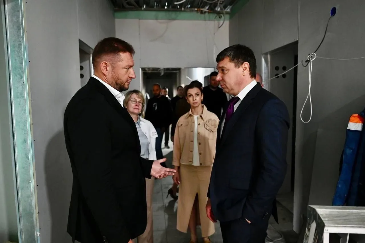 Глава региона Евгений Первышов проверил ход строительства двух модульных корпусов в лагере «Космос».