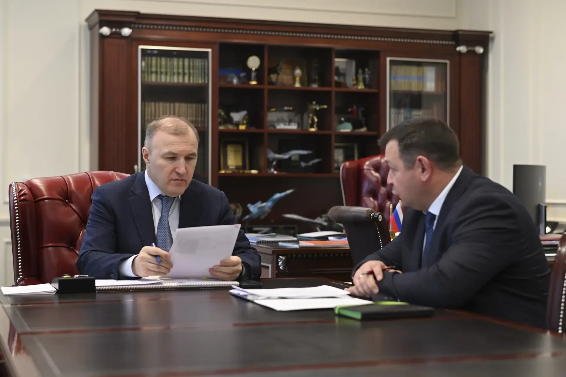 Глава Адыгеи Мурат Кумпилов обсудил с министром образования и науки республики Евгением Лебедевым во