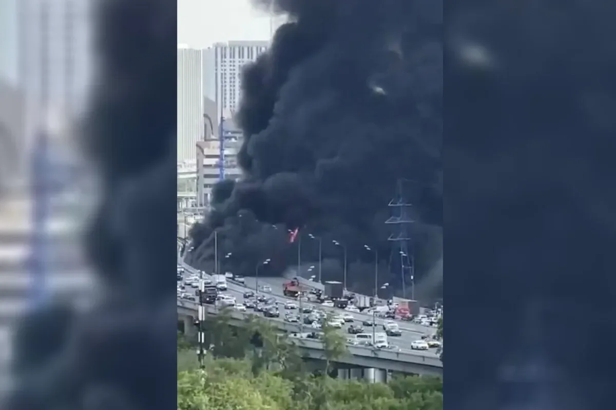 🔥 В Москве пролет эстакады Северо-Восточной хорды прогнулся из-за воздействия пламени. Сильный пожар