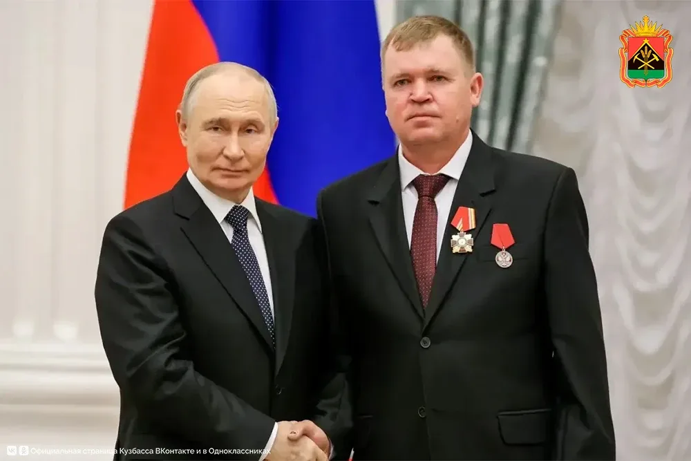 Президент России Владимир Путин наградил машиниста экскаватора кузбасской шахты Алексея Болбаса  Цер