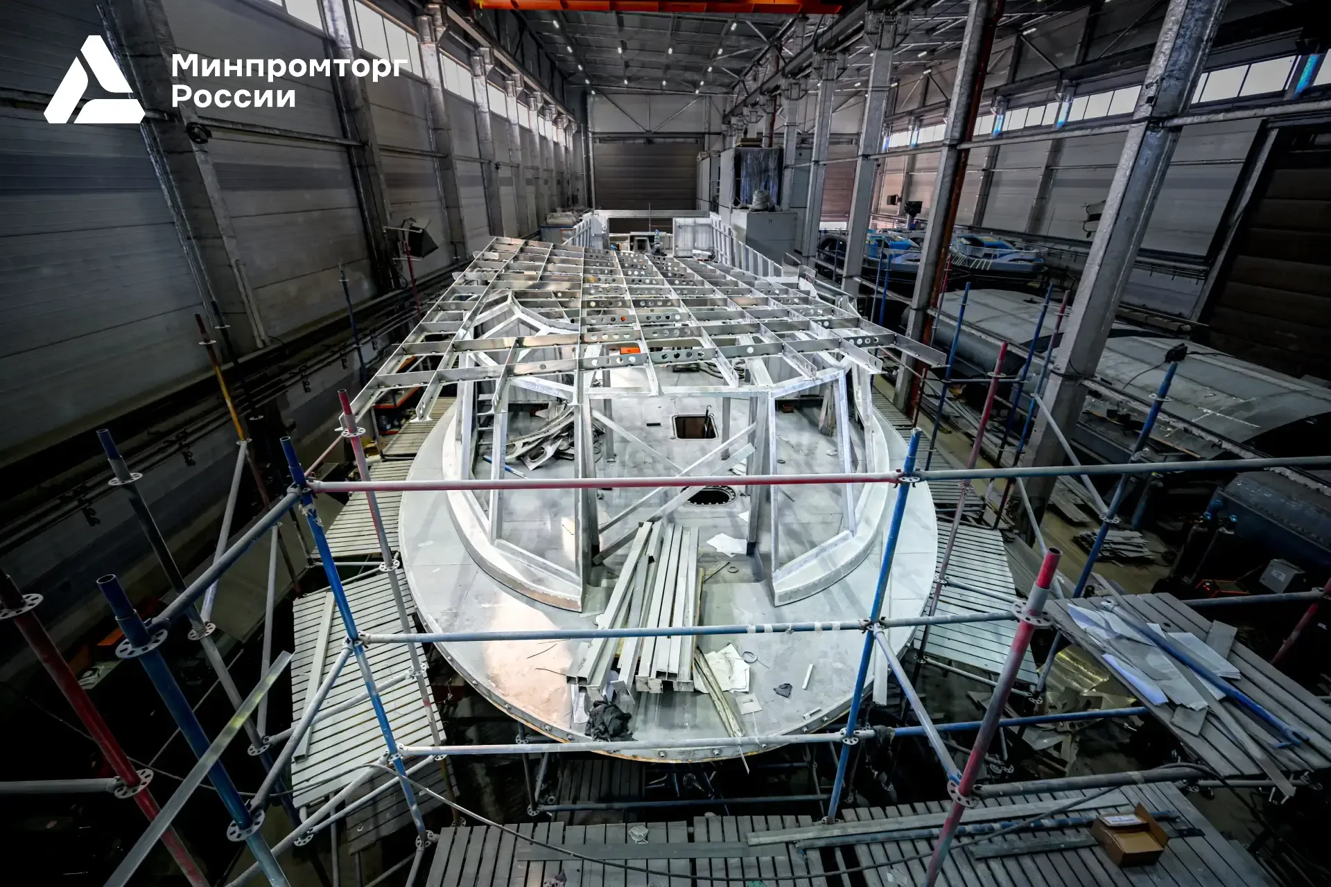 🛳️ Электрофлот нового поколения!  В Ленинградской области спустили на воду электросуда «Ломоносов», 