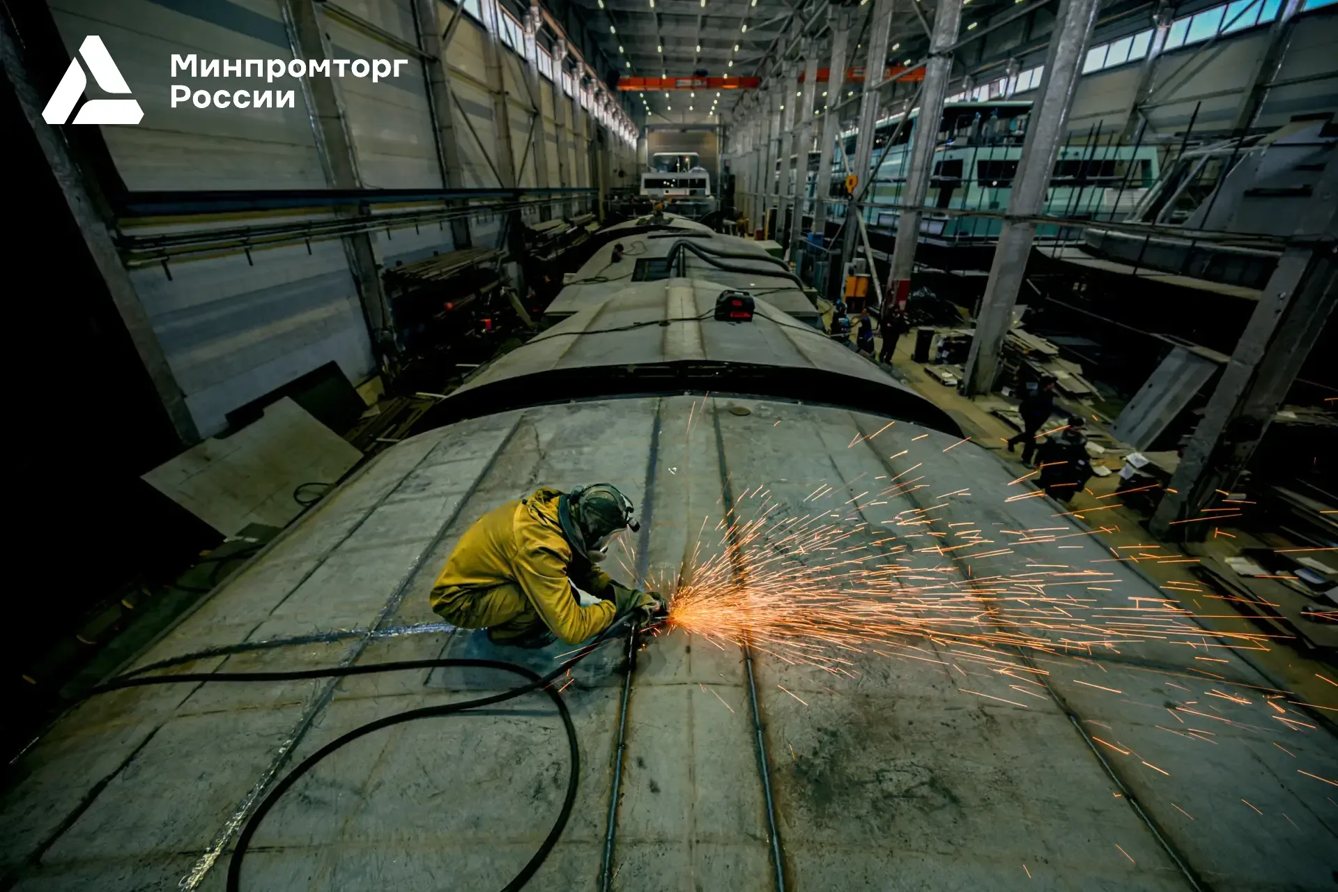 🛳️ Электрофлот нового поколения!  В Ленинградской области спустили на воду электросуда «Ломоносов», 