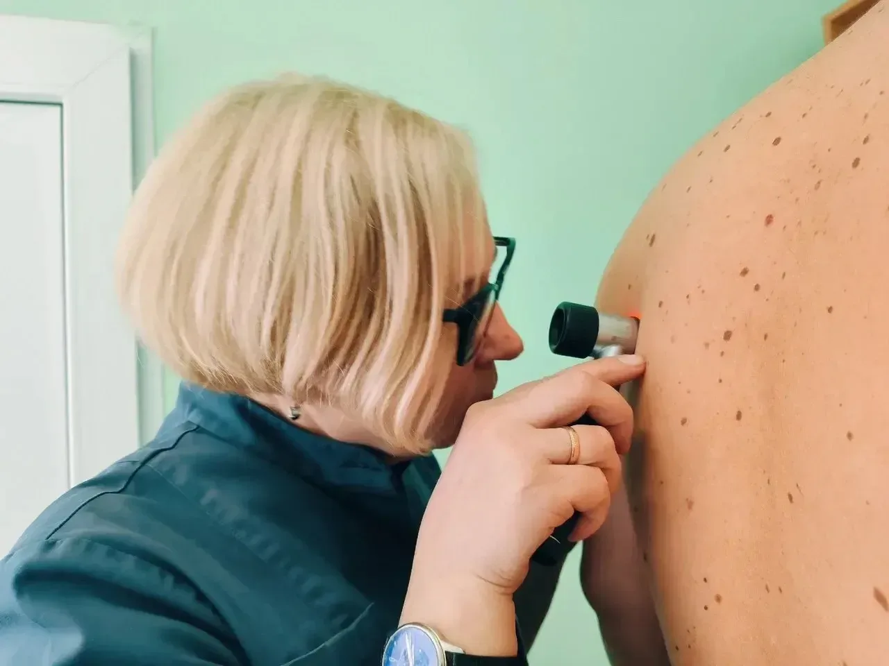 🔍Жители Кировской области смогут бесплатно проверить родинки у онкологов в выходной. Акция пройдет в