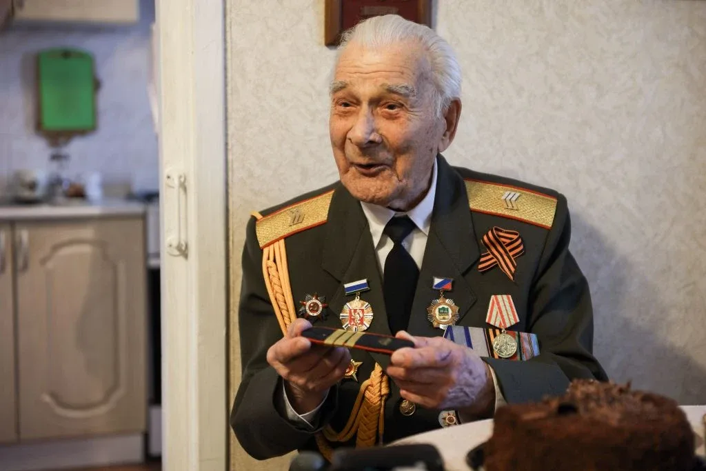Заехал в гости к ветерану Великой Отечественной войны Николаю Спиридоновичу Власову. Ему 102 года, н