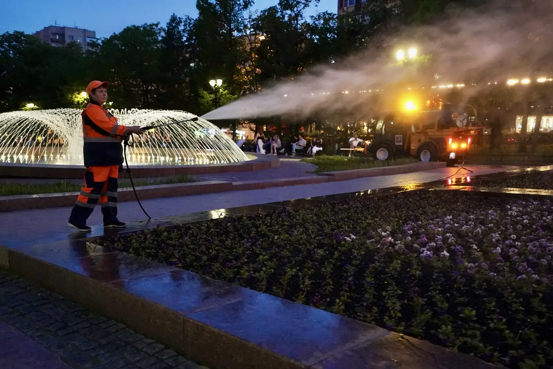☀️Жара в городе: столбики термометров сегодня поднимутся до +29-31℃  Рано утром полили цветники и га
