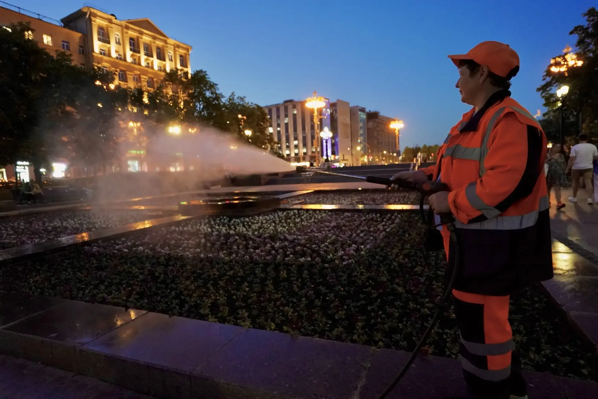 ☀️Жара в городе: столбики термометров сегодня поднимутся до +29-31℃  Рано утром полили цветники и га