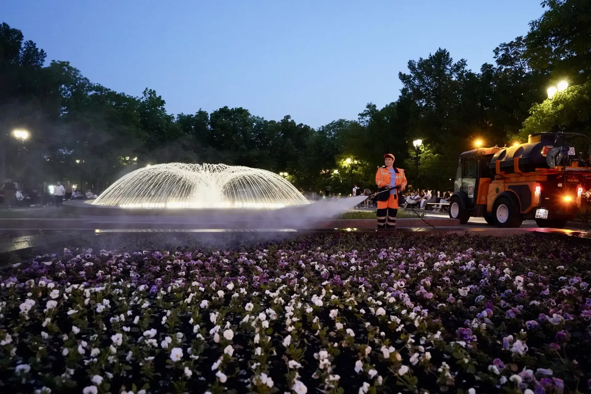 ☀️Жара в городе: столбики термометров сегодня поднимутся до +29-31℃  Рано утром полили цветники и га