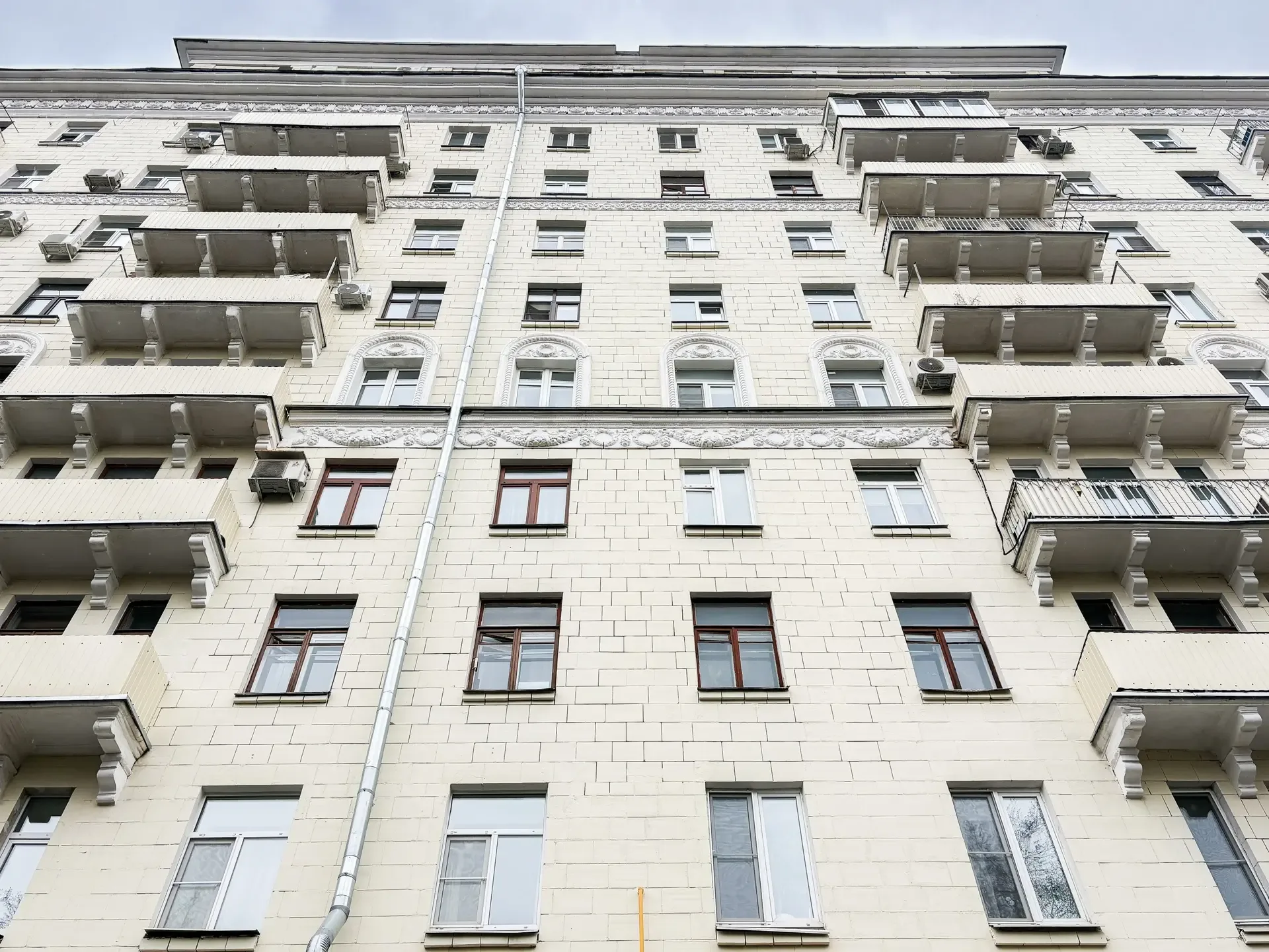22 здания с мансардами обновили в столице за время реализации региональной программы капитального ре