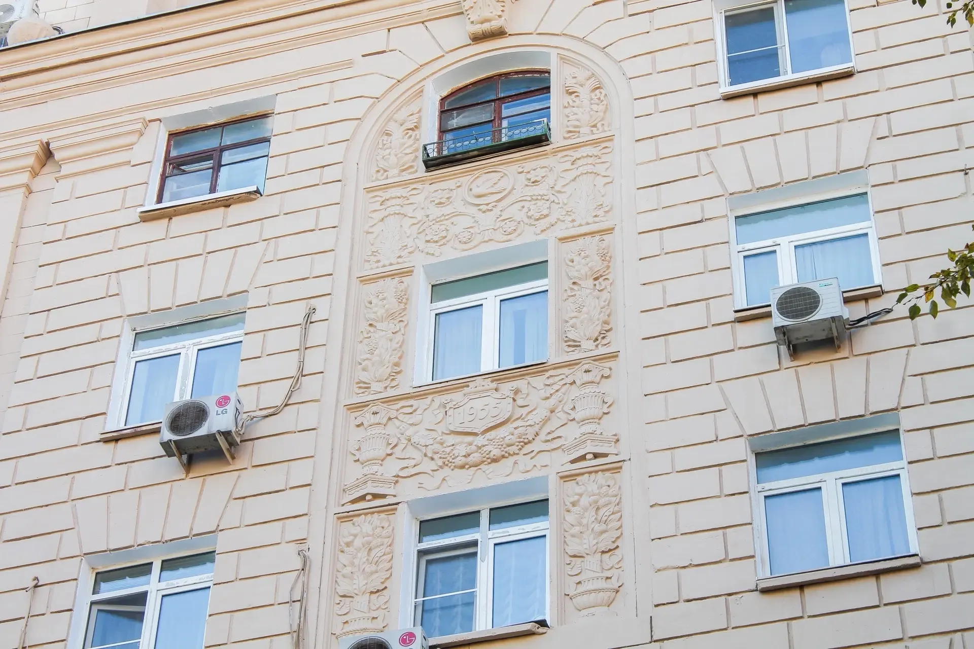 Привели в порядок три дома с датами возведения на фасадах  Работы прошли в рамках региональной прогр