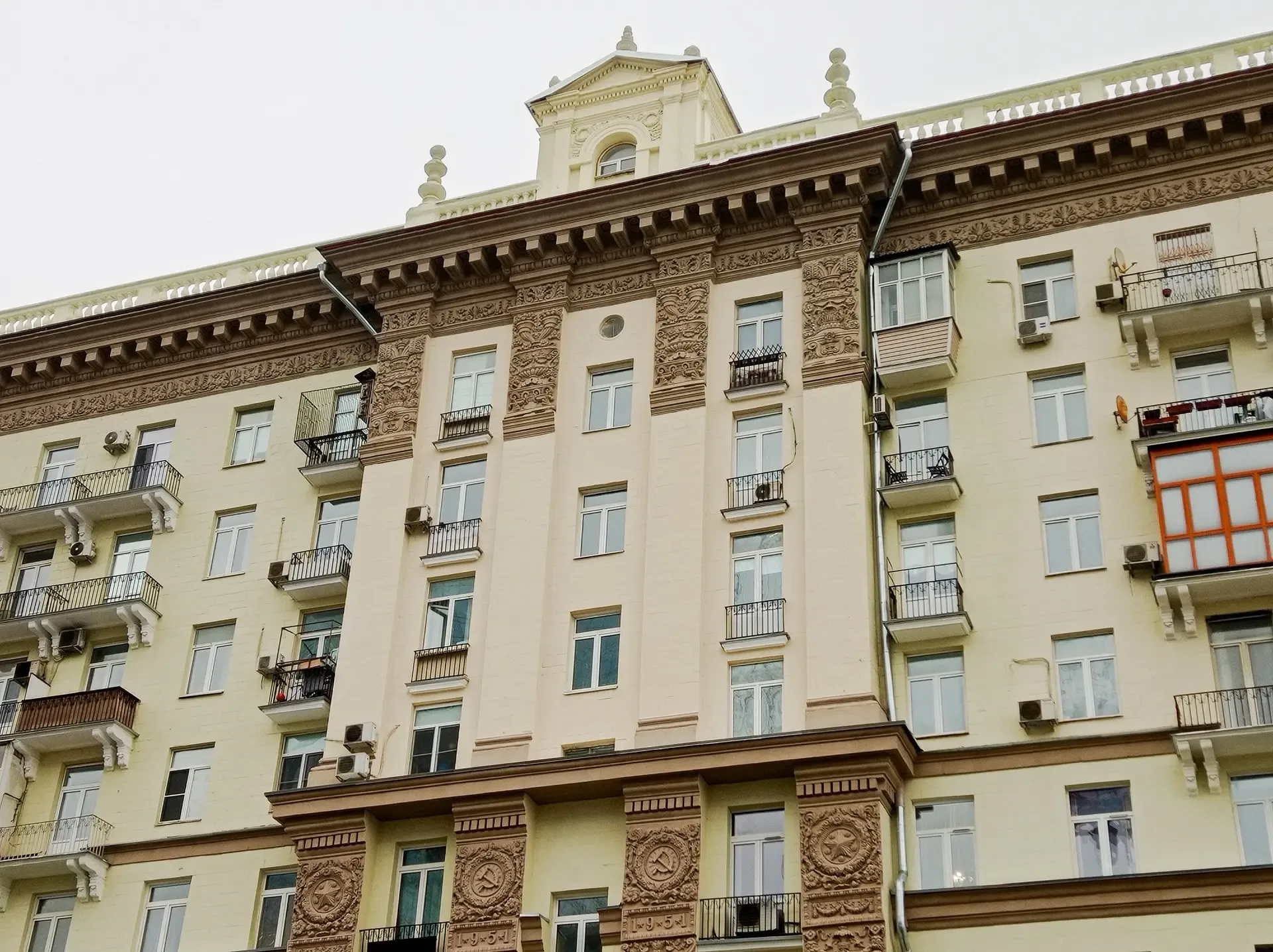 Привели в порядок три дома с датами возведения на фасадах  Работы прошли в рамках региональной прогр