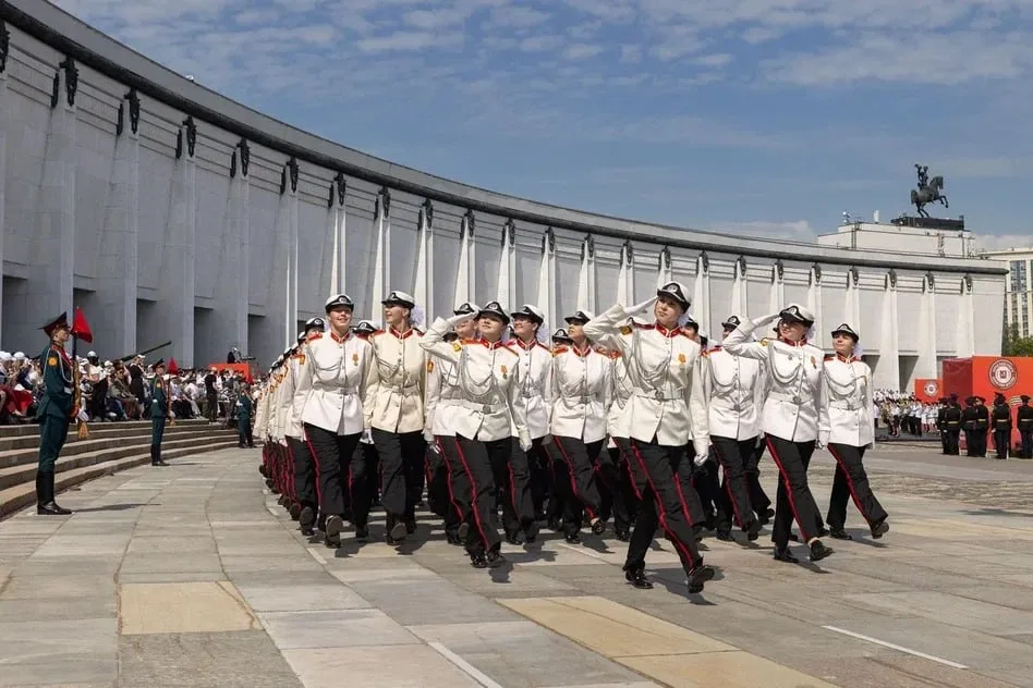 У стен Музея Победы состоялся традиционный Парад кадет «Не прервется связь поколений». 🫡  В одном ст