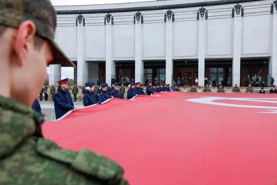 81 год назад красноармейцы водрузили над Рейхстагом красное знамя, ставшее символом Победы над нациз