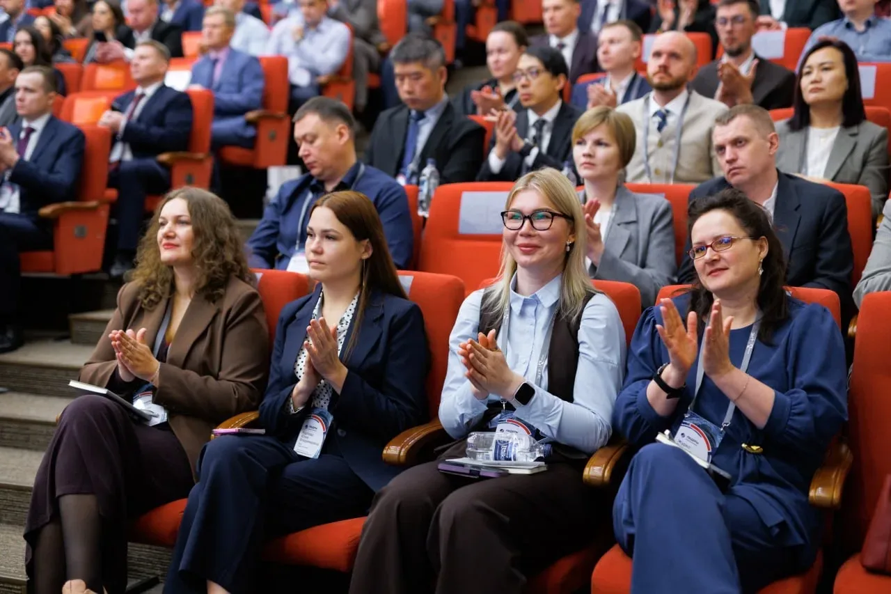 Сегодня мы поздравляем коллег — выпускников первого потока программы «Лидеры РУСАЛа и Эн+». 🎓  Новые