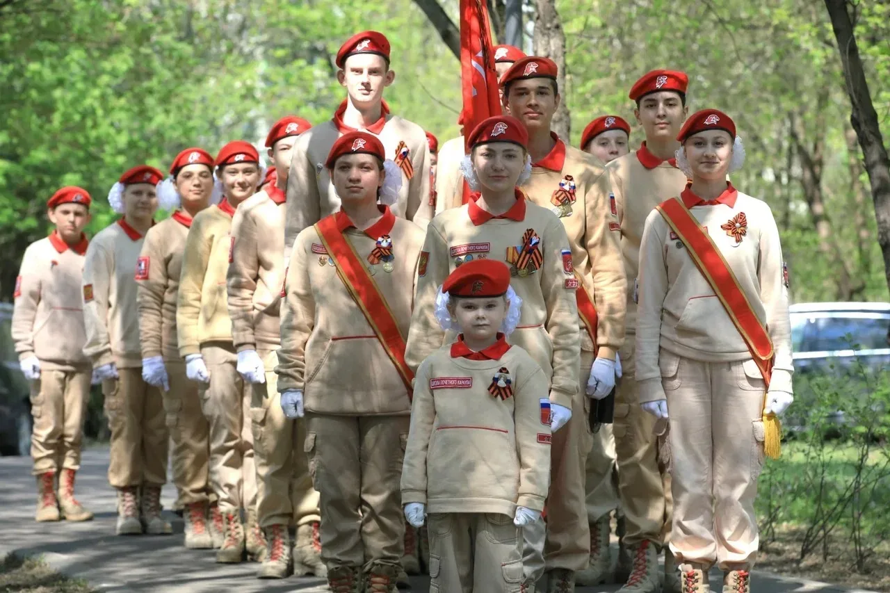 Песни, поздравления и добрые слова у домов ветеранов❤️  В рамках Всероссийской акции юнармейцы навес