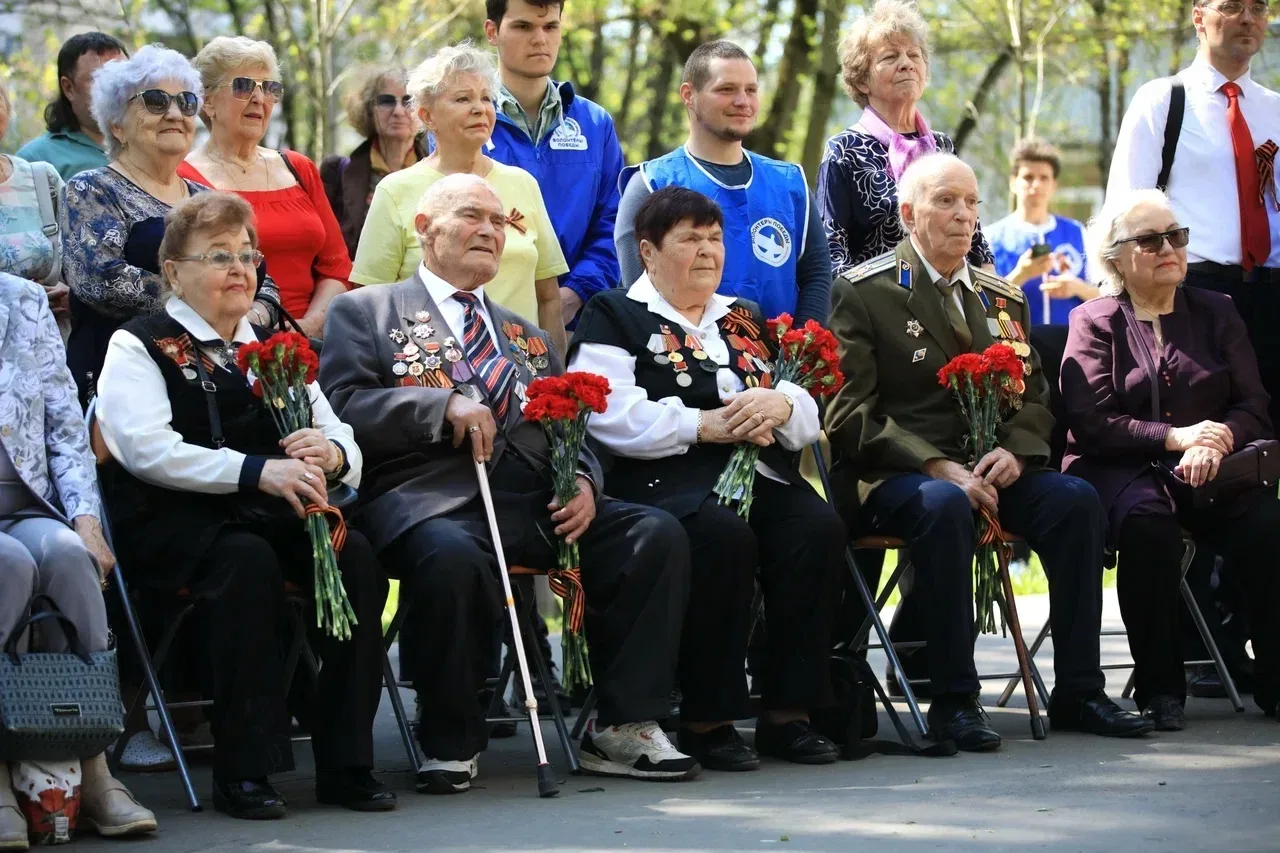 Песни, поздравления и добрые слова у домов ветеранов❤️  В рамках Всероссийской акции юнармейцы навес