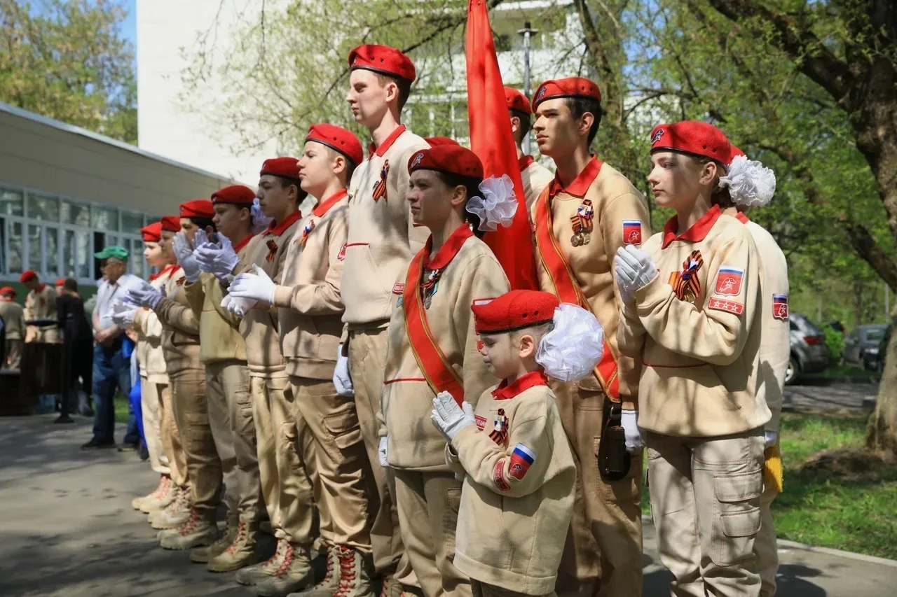 Песни, поздравления и добрые слова у домов ветеранов❤️  В рамках Всероссийской акции юнармейцы навес