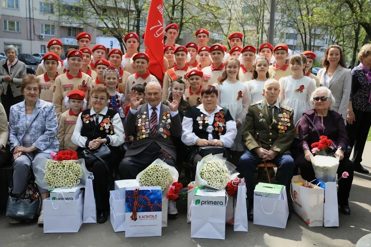 Песни, поздравления и добрые слова у домов ветеранов❤️  В рамках Всероссийской акции юнармейцы навес