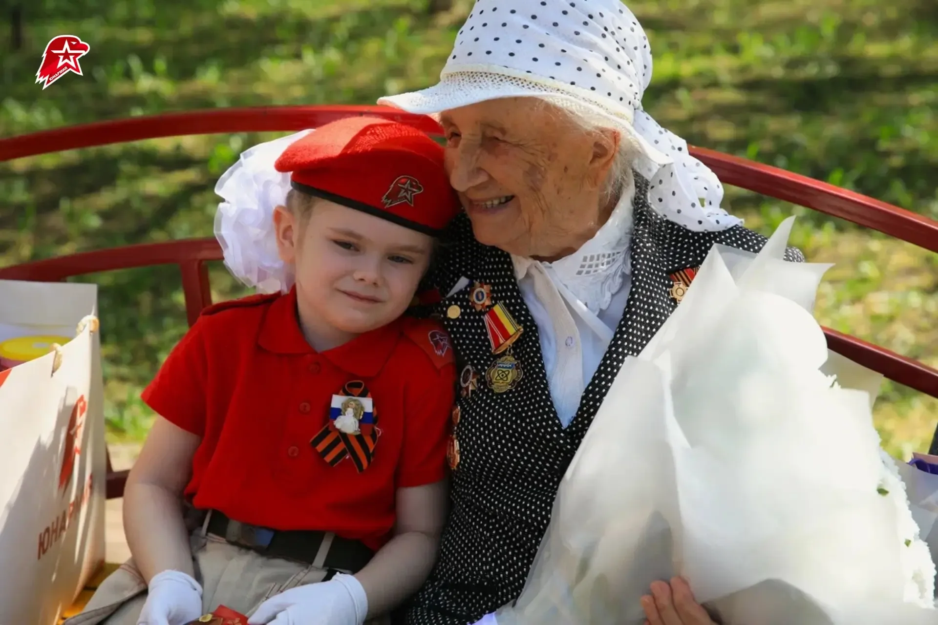 Возможность сказать самое важное❤️  В преддверии Дня Победы у домов ветеранов прошли торжественные п