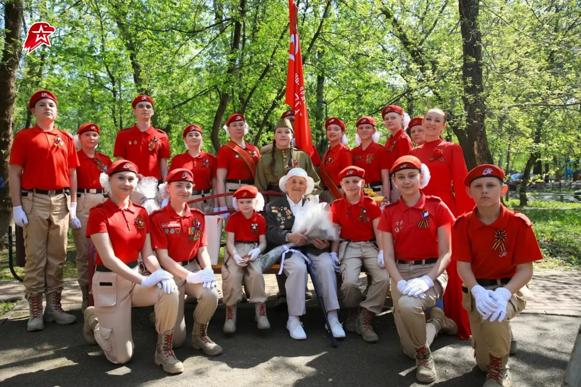 Возможность сказать самое важное❤️  В преддверии Дня Победы у домов ветеранов прошли торжественные п
