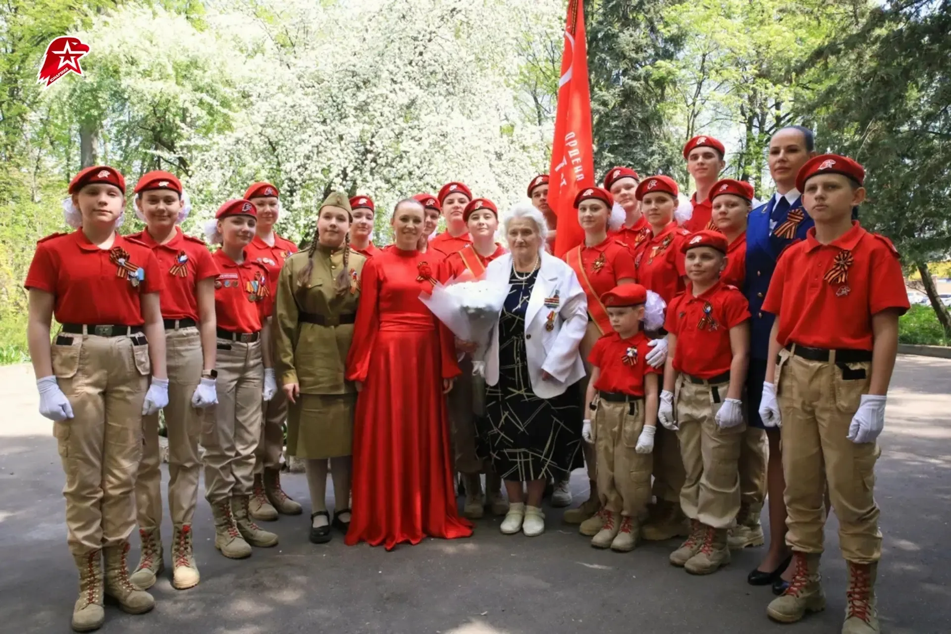 Возможность сказать самое важное❤️  В преддверии Дня Победы у домов ветеранов прошли торжественные п