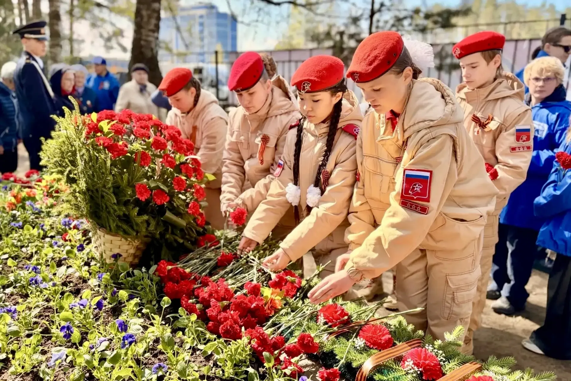 Гордимся и чтим память Героев❤️  Юнармейцы со всей страны приняли участие в торжественных мероприяти
