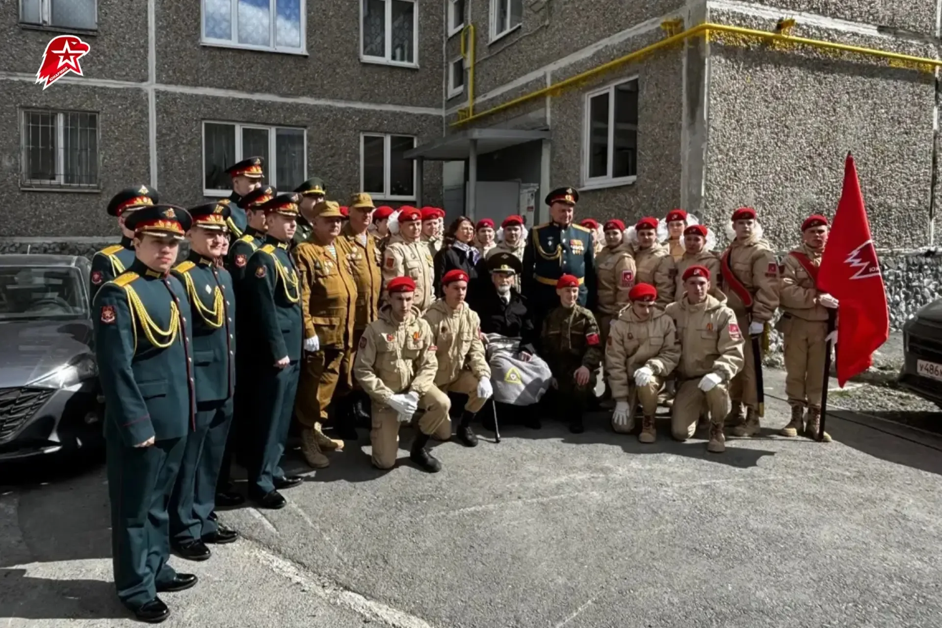 «Парад у дома ветерана» прошёл в Екатеринбурге🫶🏻  Юнармейцы Свердловской области из отрядов «Крылья»