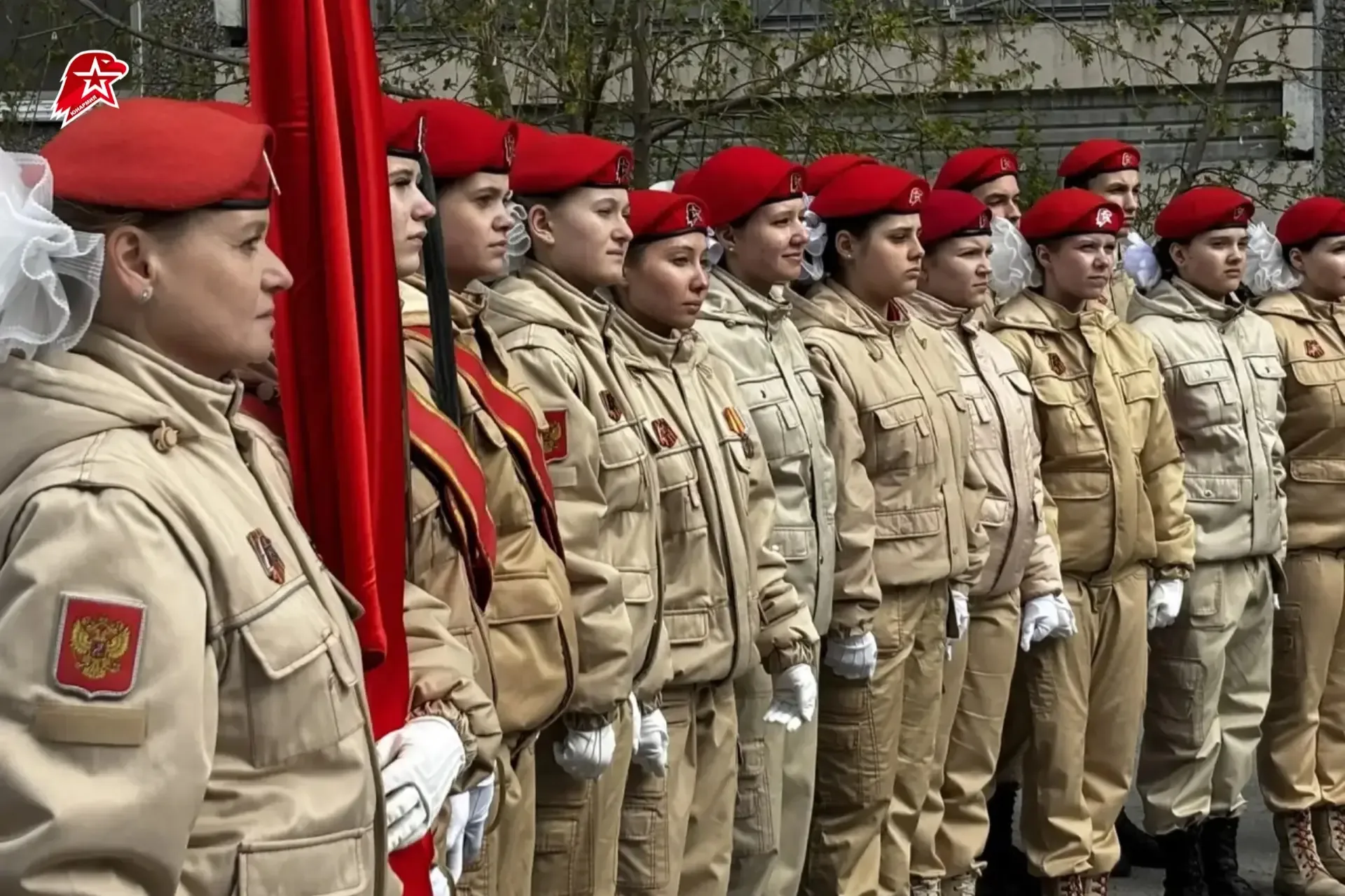 «Парад у дома ветерана» прошёл в Екатеринбурге🫶🏻  Юнармейцы Свердловской области из отрядов «Крылья»