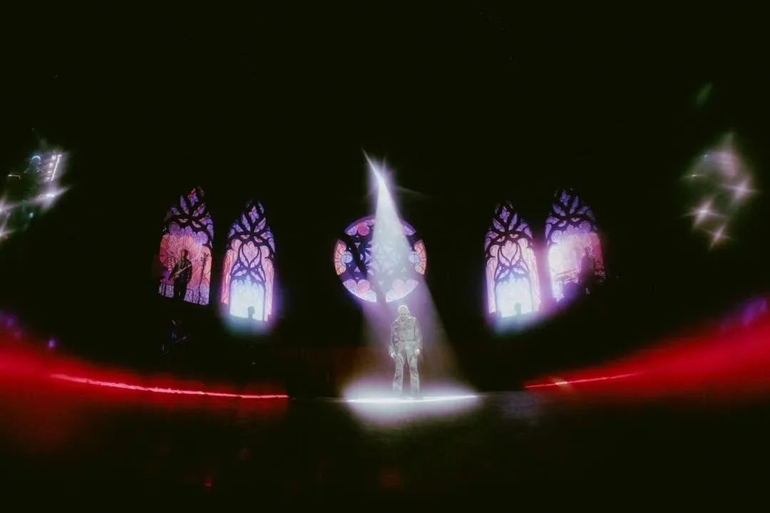 На концерте Bring Me The Horizon в Сайкса бросили телефон 🤯  Фото с недавнего концерта транслируют н