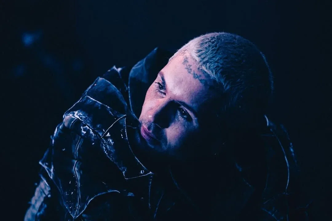 На концерте Bring Me The Horizon в Сайкса бросили телефон 🤯  Фото с недавнего концерта транслируют н