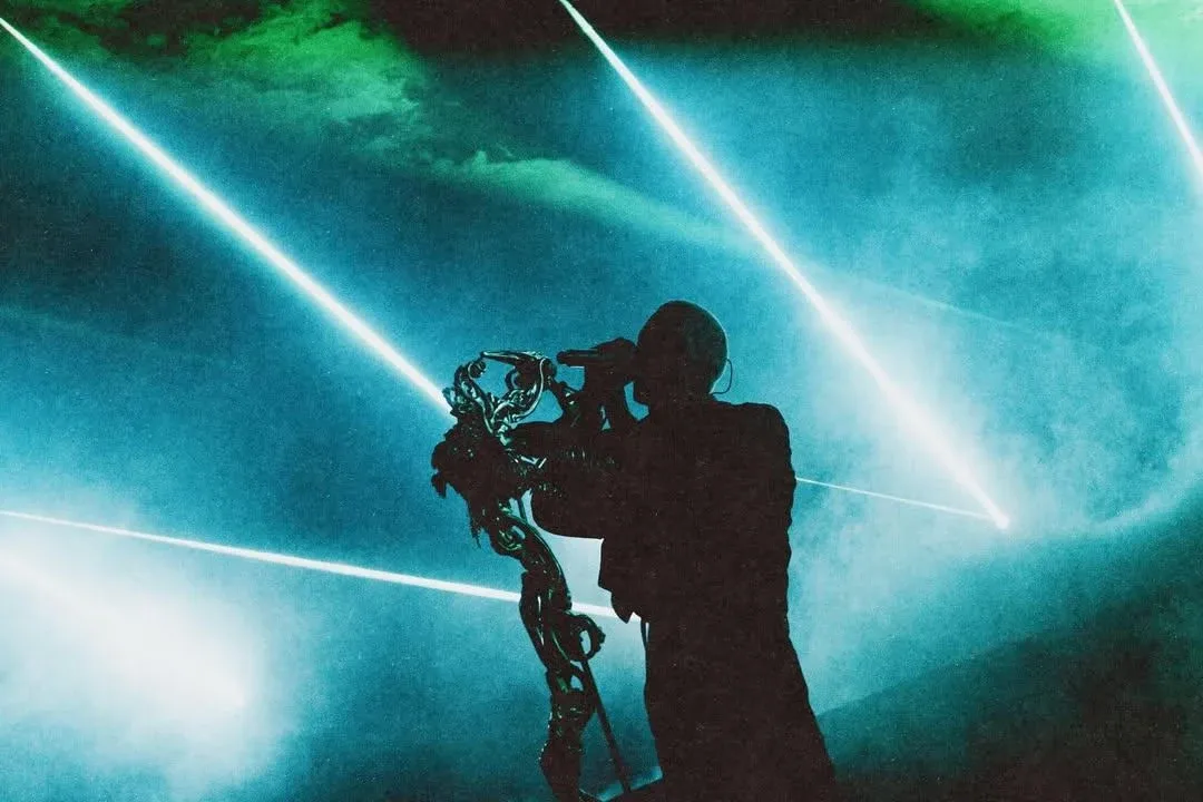 На концерте Bring Me The Horizon в Сайкса бросили телефон 🤯  Фото с недавнего концерта транслируют н