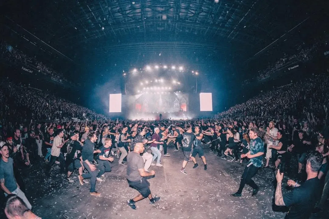На концерте Bring Me The Horizon в Сайкса бросили телефон 🤯  Фото с недавнего концерта транслируют н
