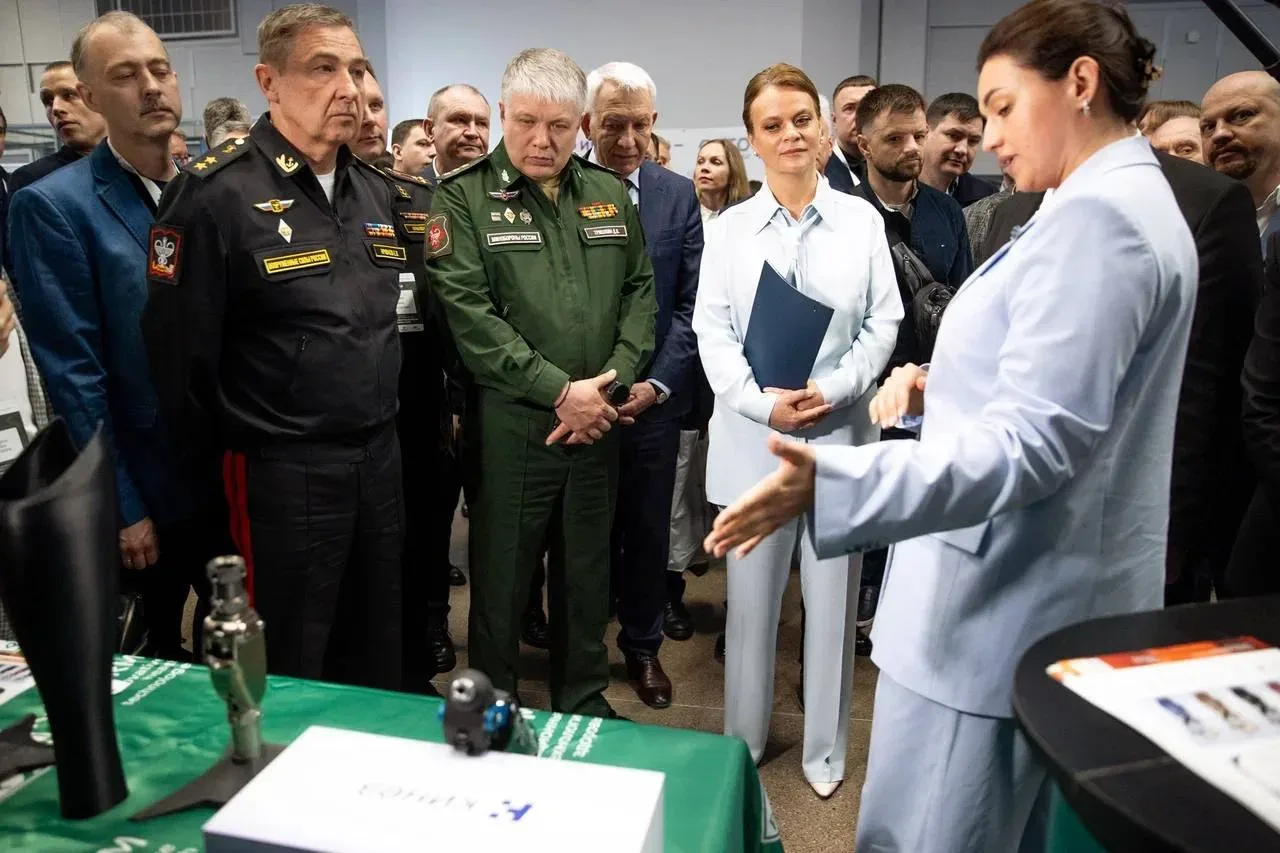 В ходе поездки в войска Ленинградского военного округа приняла участие в работе научно-практического