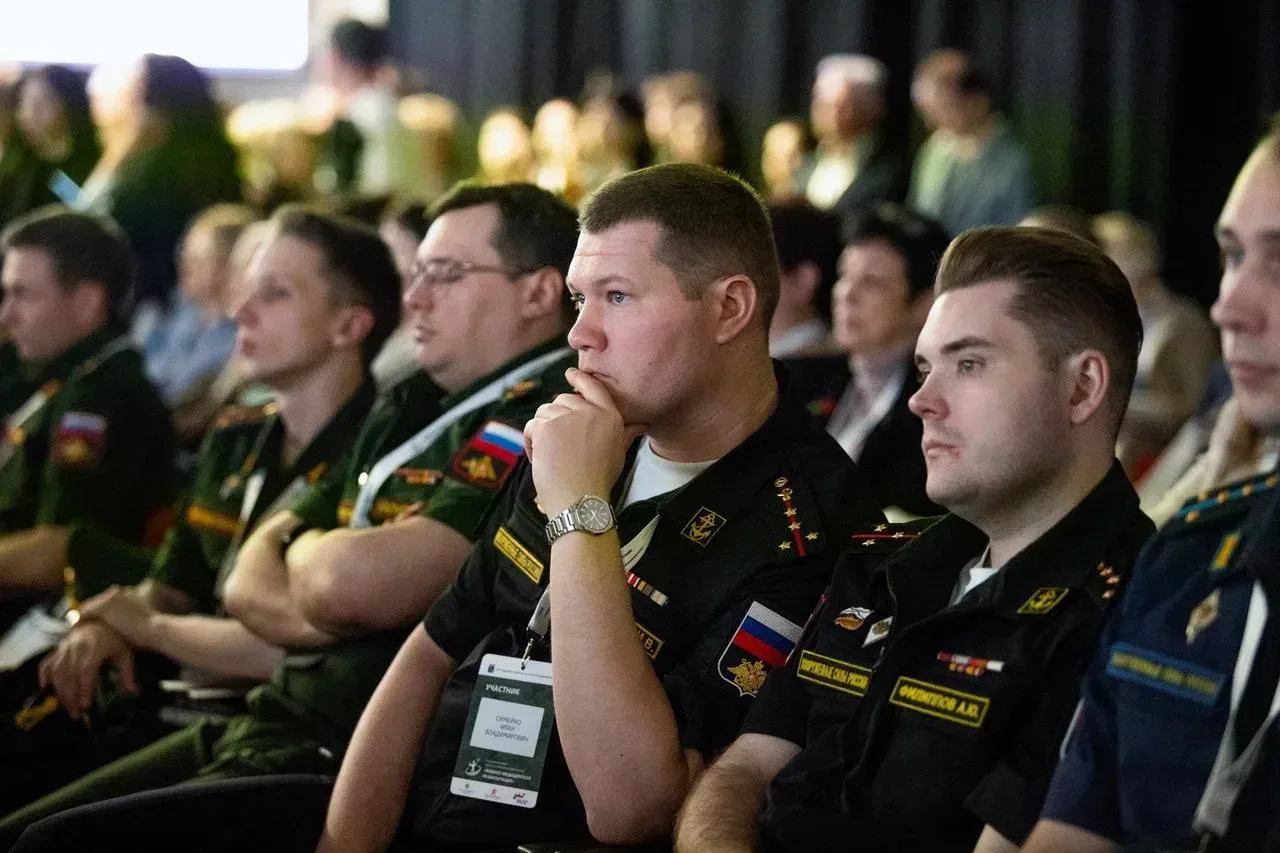 В ходе поездки в войска Ленинградского военного округа приняла участие в работе научно-практического