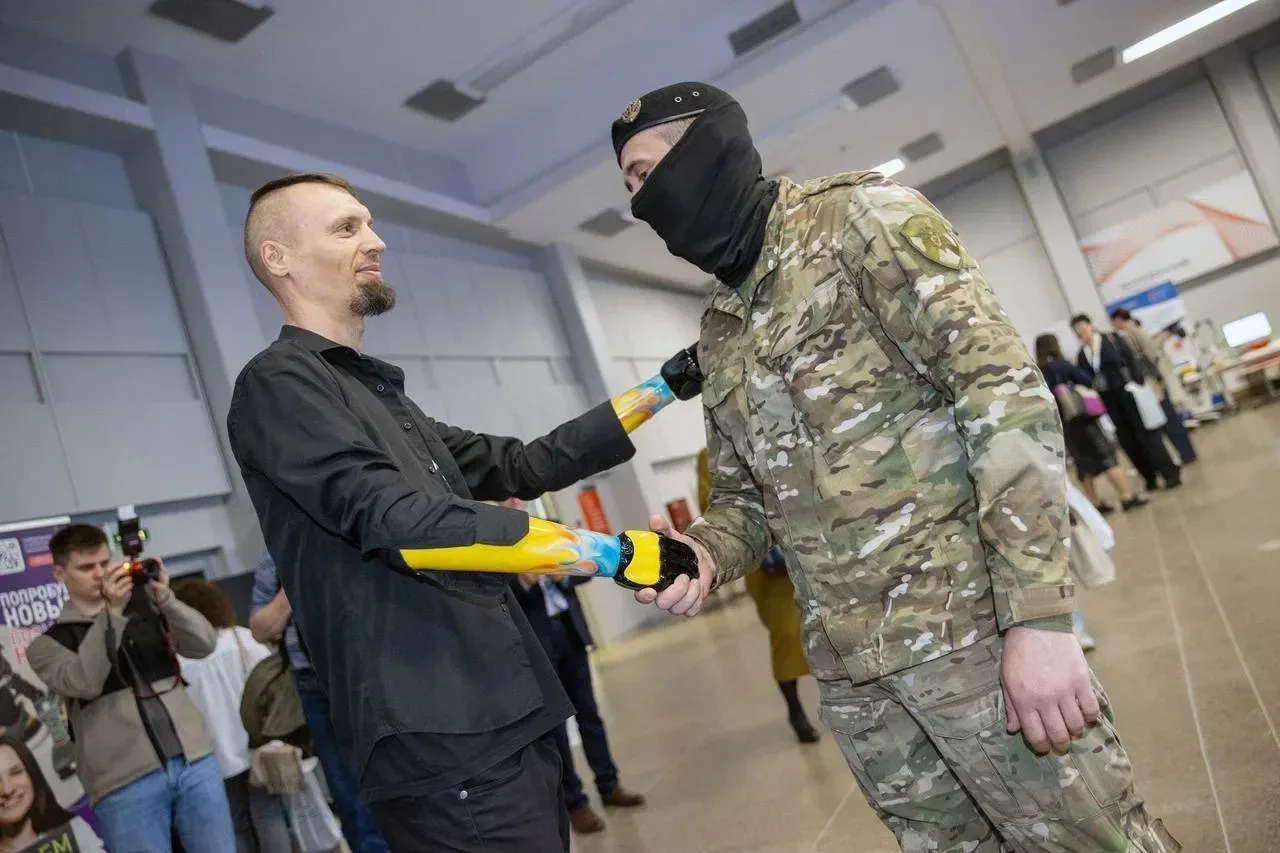 В ходе поездки в войска Ленинградского военного округа приняла участие в работе научно-практического