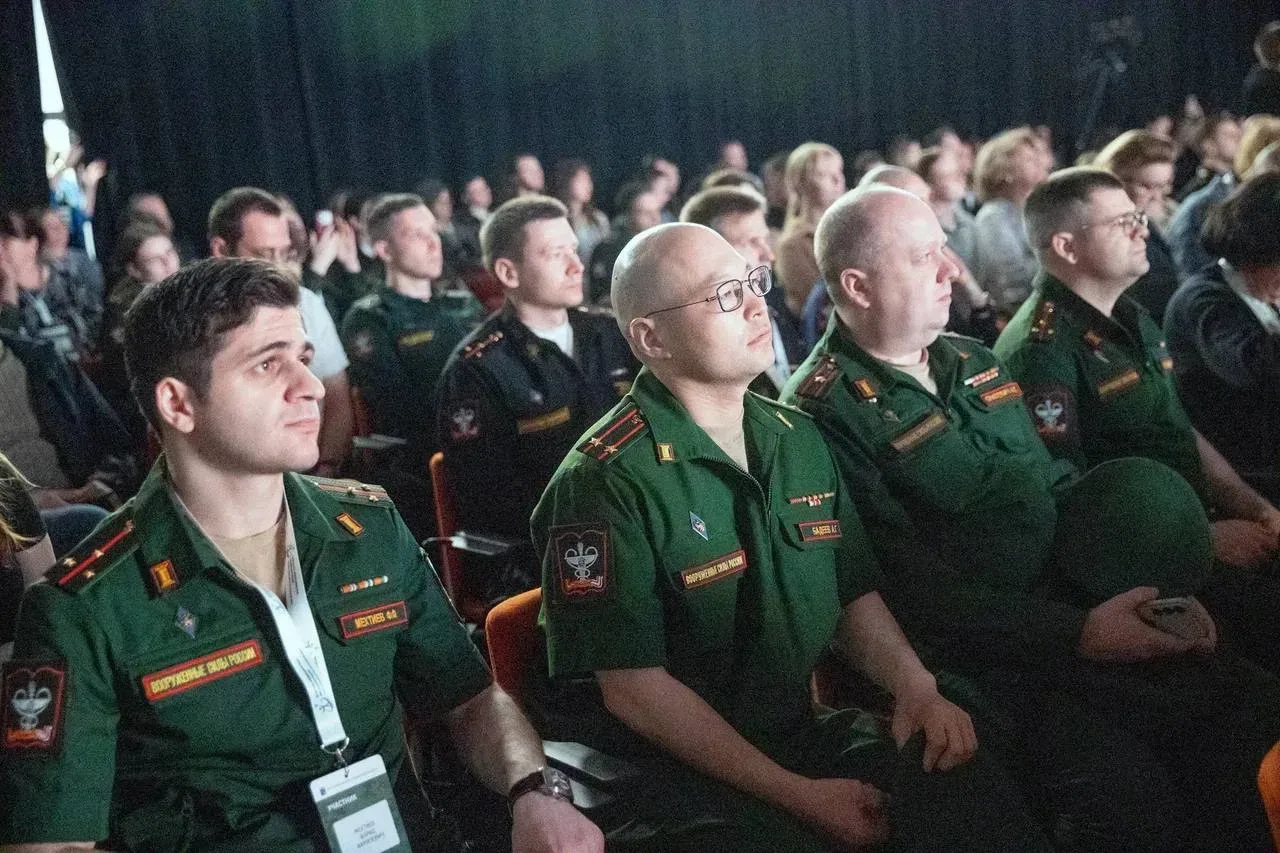 В ходе поездки в войска Ленинградского военного округа приняла участие в работе научно-практического