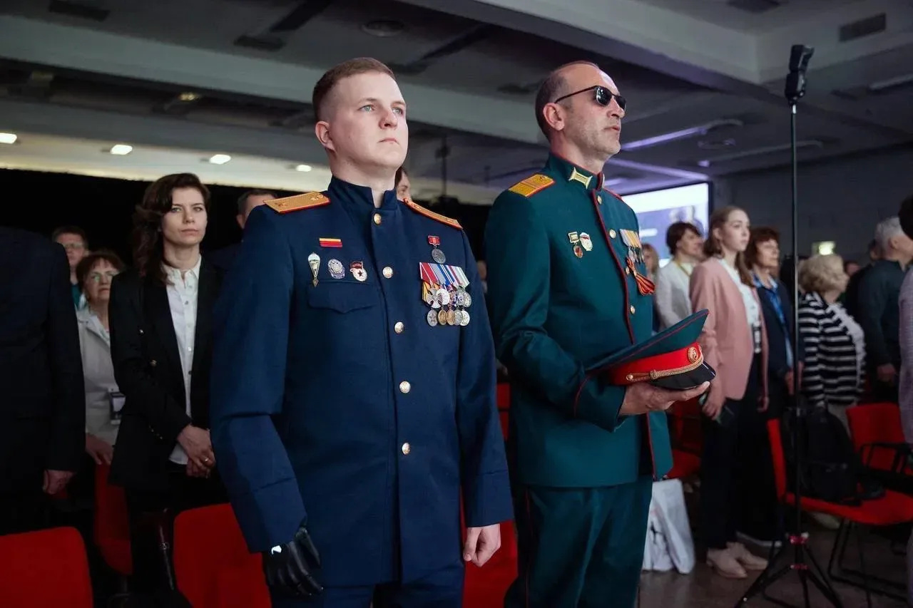 В ходе поездки в войска Ленинградского военного округа приняла участие в работе научно-практического