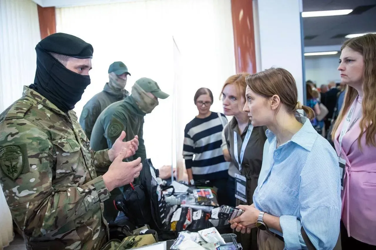 В ходе поездки в войска Ленинградского военного округа приняла участие в работе научно-практического