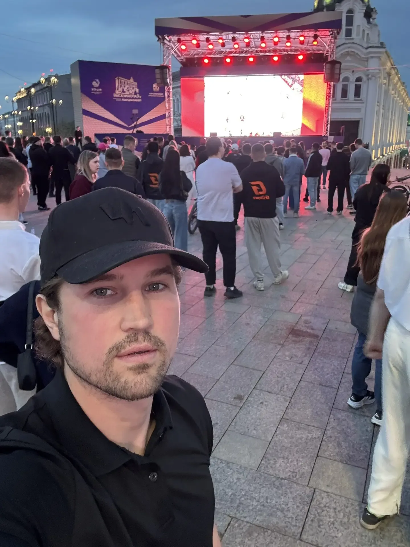 В Омске проводят трансляции Омского авангарда на больших экранах 😍
