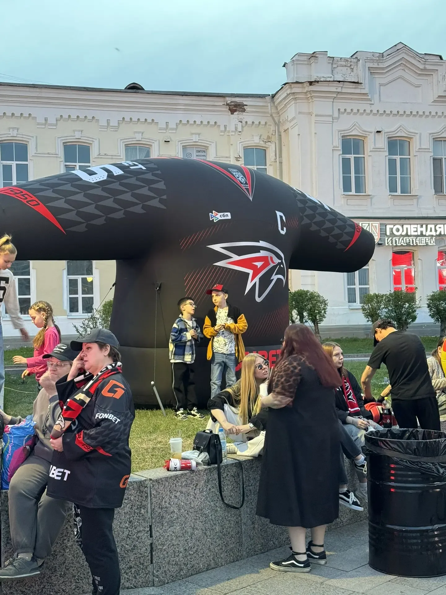 В Омске проводят трансляции Омского авангарда на больших экранах 😍