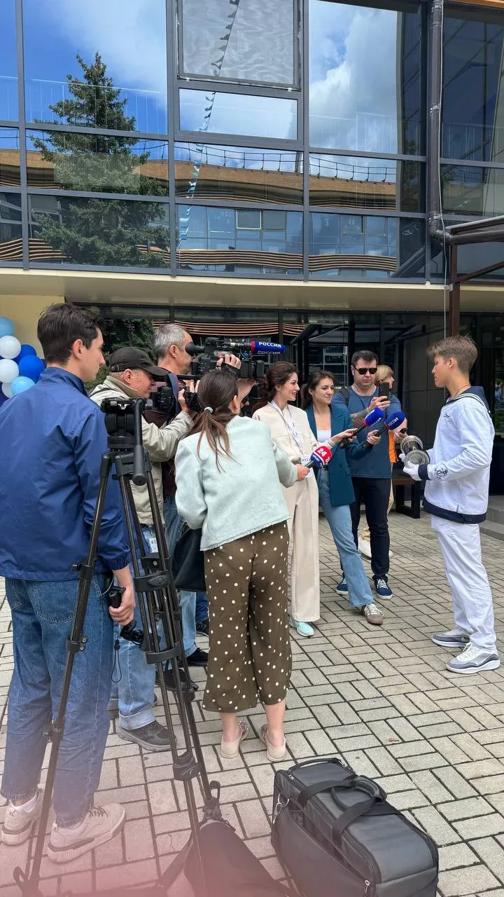 Дорогие друзья, команда канала «Россия 1»!  От всего коллектива «Артека» — артековский привет и искр